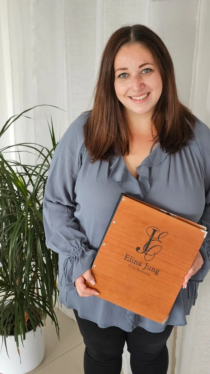 Elina Jung mit ihrer persönlichen Mappe für freie Zeremonien