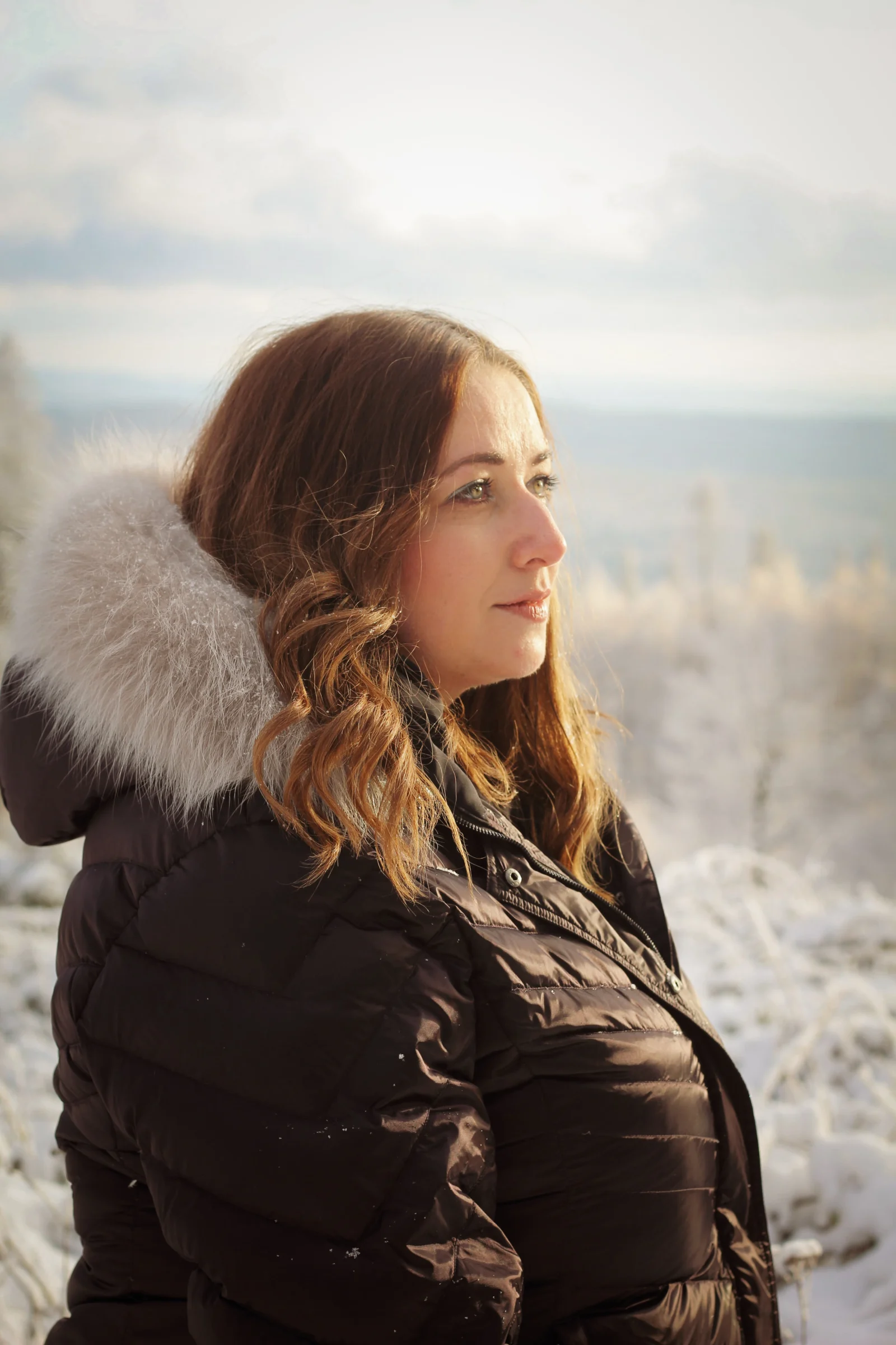 Elina Jung in einer winterlichen Landschaft