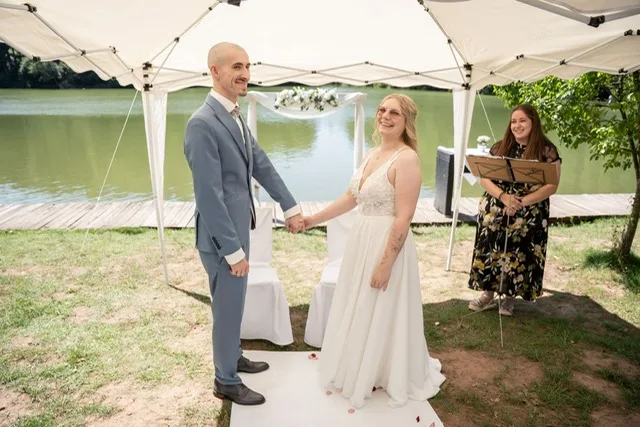 Brautpaar bei einer freien Trauung am Wasser mit Elina Jung im Hintergrund